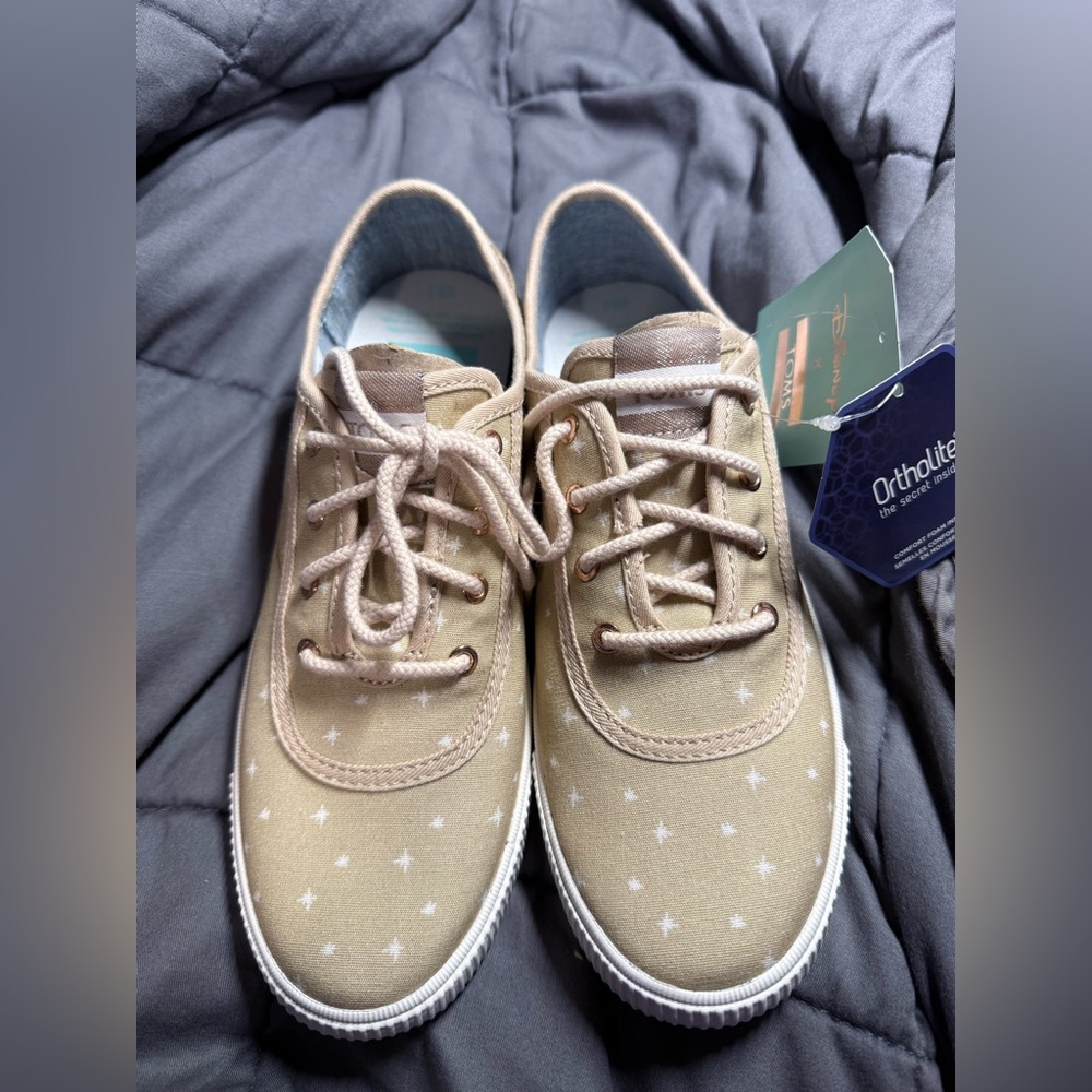 NIB Disney x TOMS Taupe Gus & Jaq Women's Carmel Sneakers Size: 6.5